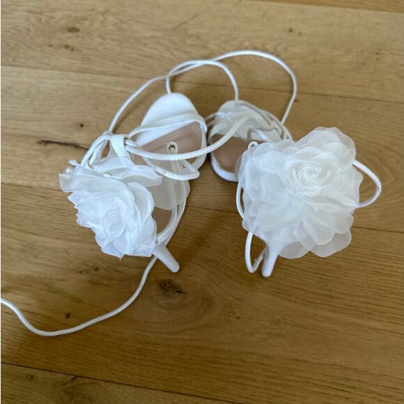 Gianni Bini x Caelynn Bell - Papillon Flower Ankle Wrap Strappy Sandals in White - Picture 8 of 9